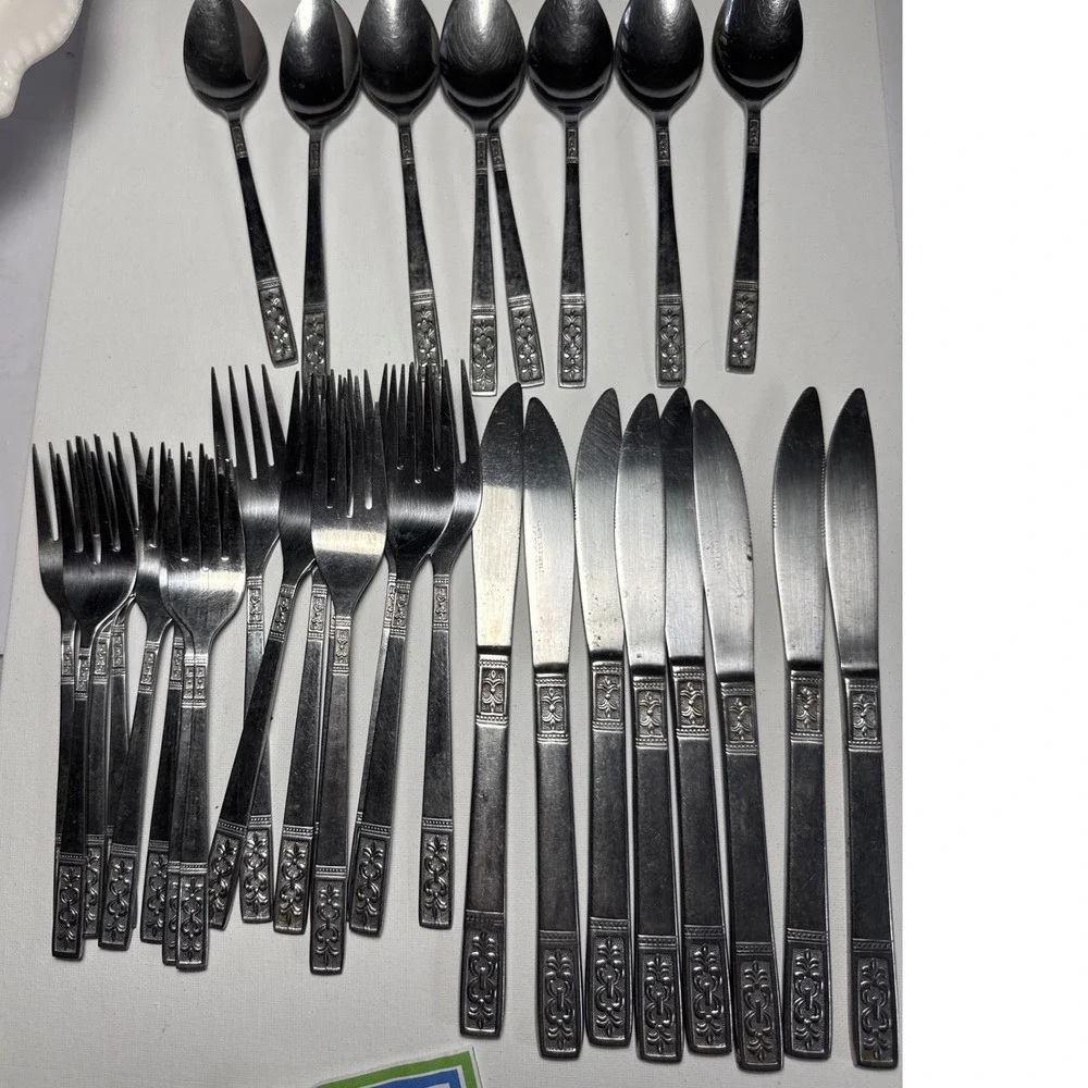 Customcraft Flatware Set 32pc Service for 8 Silver Good Scroll Pattern Taiwan
